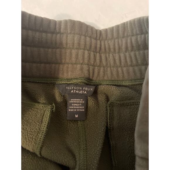 Allison Felix Athleta Legend
Medium Green Elastic Waist Women’s Sweat Shorts - Picture 5 of 7